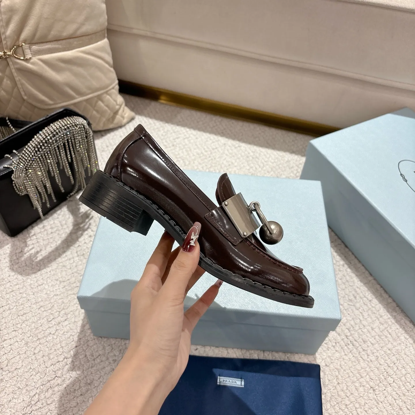 👟👟Ex-factory price 600👟👟 Prad✅Certified𝟐𝟎𝟐5𝙨𝙨 Early Spring Prada💯 #陈昊宇 Same style, many celebrity internet celebrities have the same style/medium-heeled British loafers, the metal buckle design adds a sense of sophistication, the overall shape is full of aura, and the British style small leather shoes are casual and high-end. Chen Haoyu’s same style/Prada25ss loafers! Fabric: Imported open edge beads Lining: Imported sheepskin Insole: Imported cowhide Women's model: Standard code 35-41 (customized at 40.41).  Color: black. light brown. white #陈昊宇 Same style Prada loafers # Temperament wear